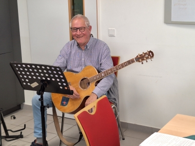 Bernd Laukötter mit seiner Gitarre